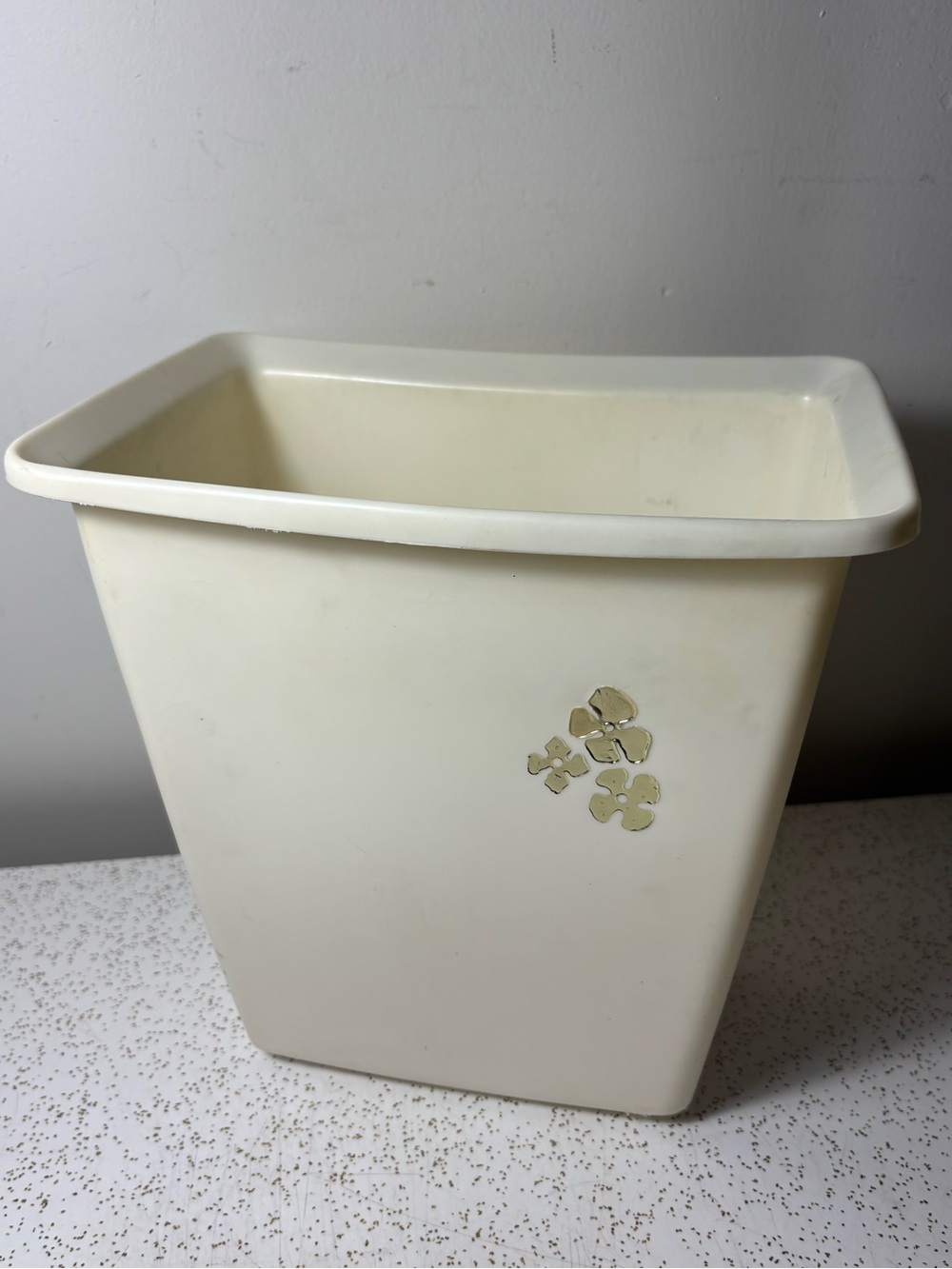 Cream coloured vintage Rubbermaid garbage/trash can (Gold decor)